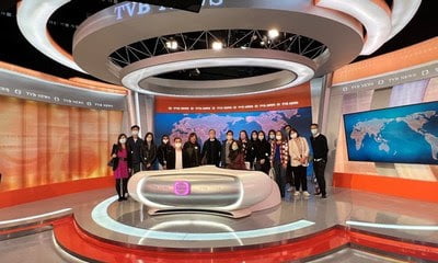 ผู้เชี่ยวชาญด้านการประชาสัมพันธ์และการสื่อสารเข้าเยี่ยมชมสตูดิโอข่าวของ Television Broadcasts Limited (TVB) ในฮ่องกง ในทริปทัวร์สื่อของพีอาร์นิวส์ไวร์เมื่อเดือนธันวาคม 2564 (PRNewsfoto/PR NEWSWIRE)