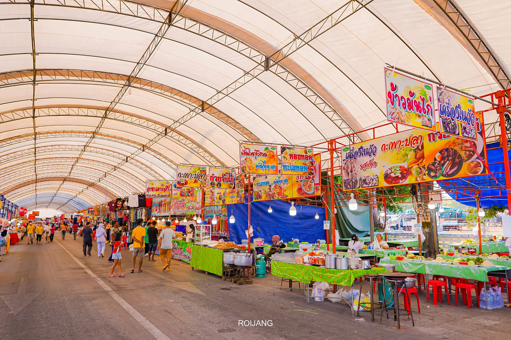 บรรยากาศ แผงร้านอาหารพร้อมพื้นที่ให้นักท่องเที่ยวได้เดินชมอย่างกว้างขวางไม่แออัด