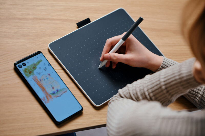 วาดภาพพร้อมเชื่อมต่อกับโทรศัพท์บน Wacom One Medium