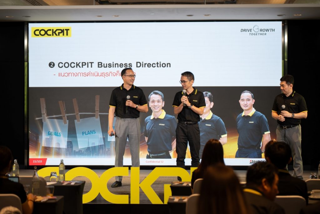 คุณเคอิจิ ชูมะ กรรมการผู้จัดการบริษัท บริดจสโตนเซลส์ (ประเทศไทย) จำกัด (รูปซ้ายมือ) พร้อมคณะผู้บริหาร (รูปขวามือ) ร่วมสรุปผลการดำเนินงานในปีที่ผ่านมา พร้อมชี้แจงกลยุทธ์การบริหารงานค็อกพิทในปีนี้
